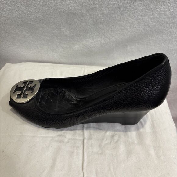 Tory Burch Peep Toe Sally Wedge Pumps 8M Black Pebble Silver Logo Leather Shoes - Picture 11 of 15